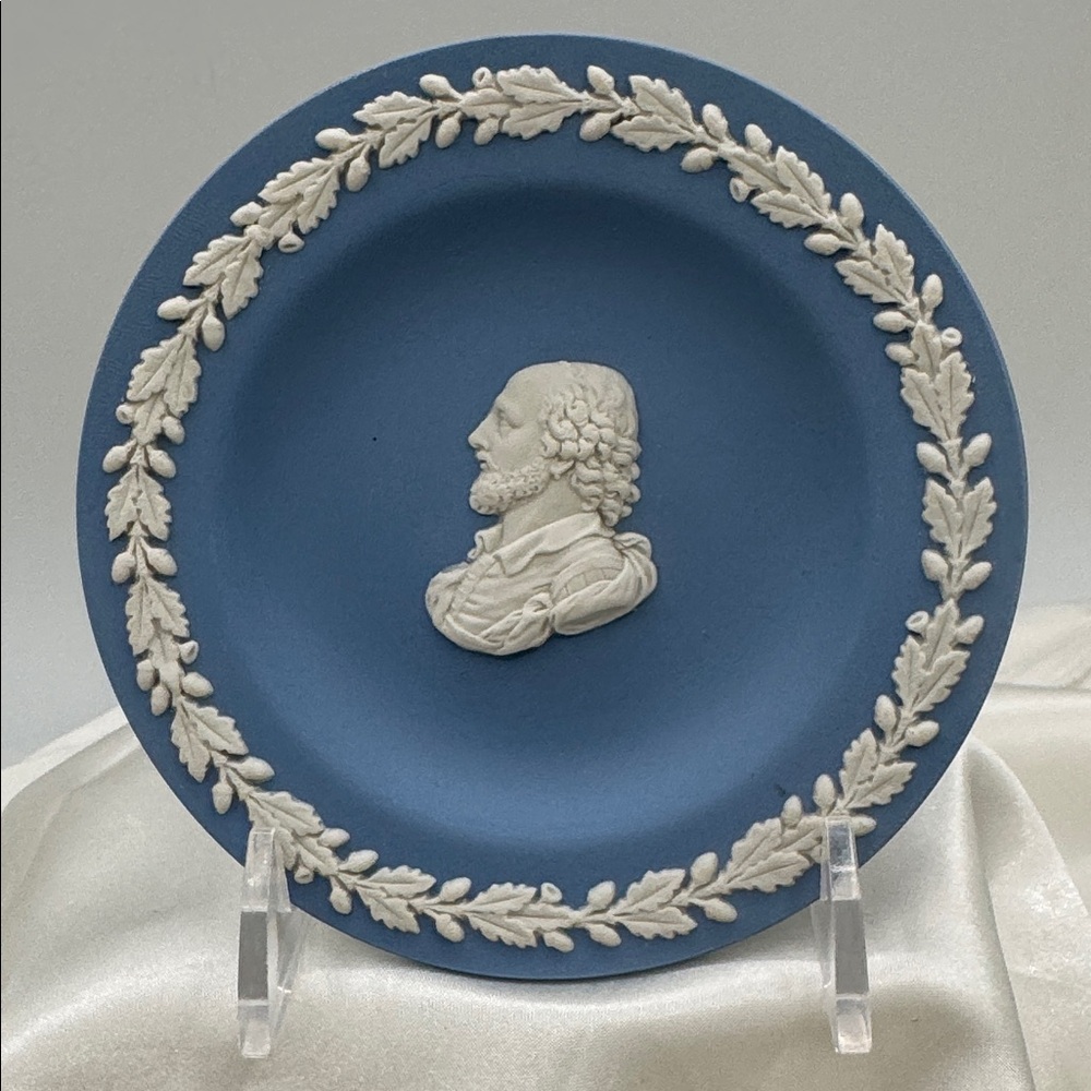 Wedgwood Jasperware pin tray featuring a bas-relief portrait of Shakespeare.